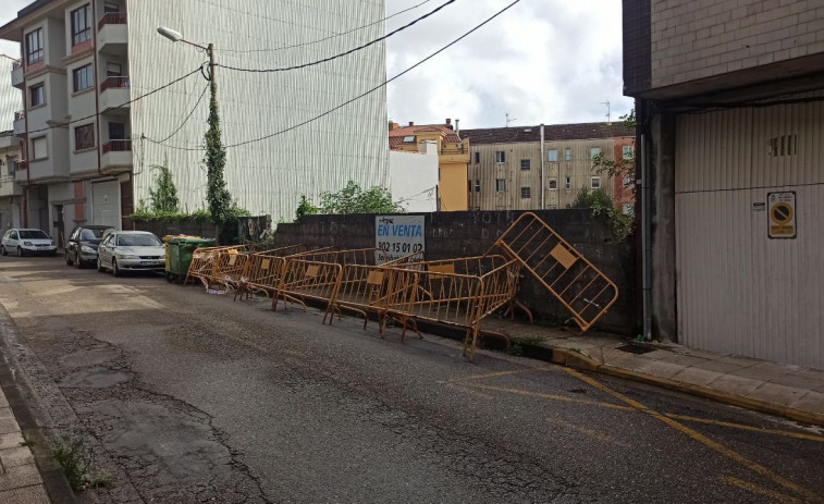 Podemos denuncia el mal estado de los accesos al colegio de Carril