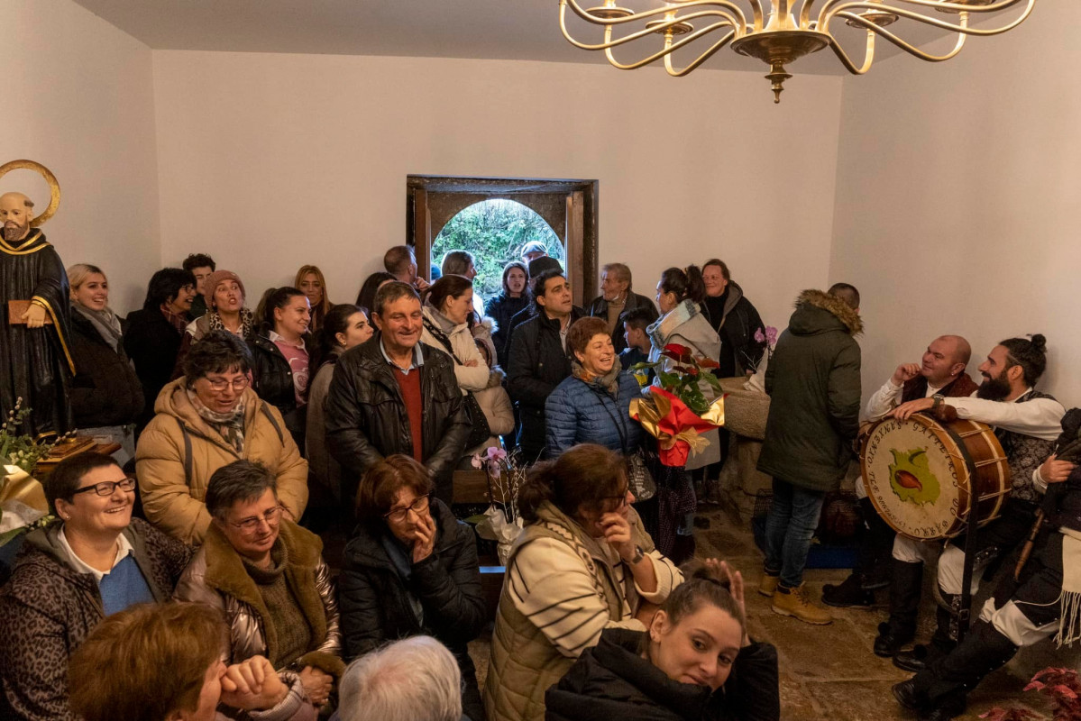 Vecinos en el interior de la capilla