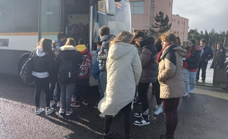 Unos 40 alumnos del Leliadoura se quedaron sin poder subirse al bus escolar por la falta de plazas