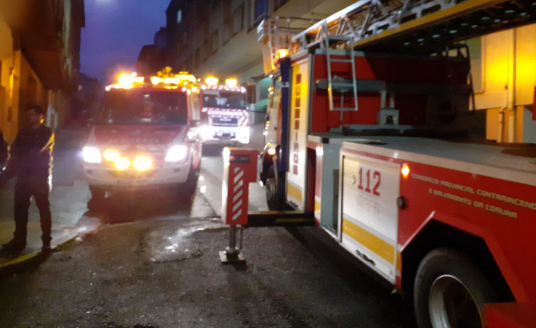 Desalojado un céntrico edificio en A Pobra a causa de un incendio en un trastero