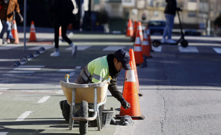 Retiran los separadores de las ciclovías para iniciar las obras de la rotonda de Fontecarmoa