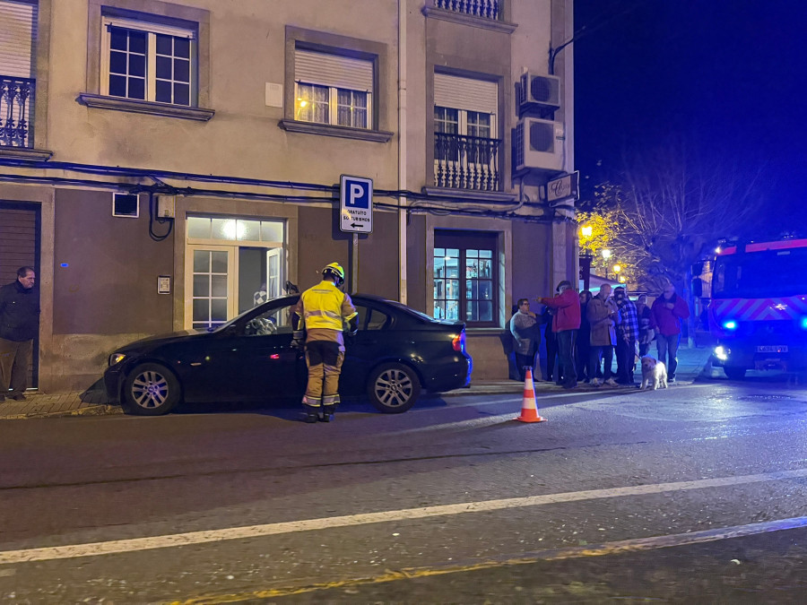 Frustrada fuga de un conductor que se estrelló contra una casa en Carril y dio positivo en drogas