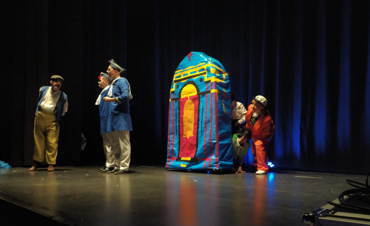 Airiños Teatro abarrotó el patio de butacas del Teatro Elma con su puesta en escena de la parodia “República sideral”