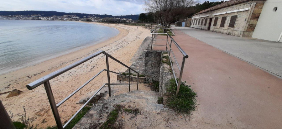 Eliminan la mancha del vertido de combustible de la playa de Coroso