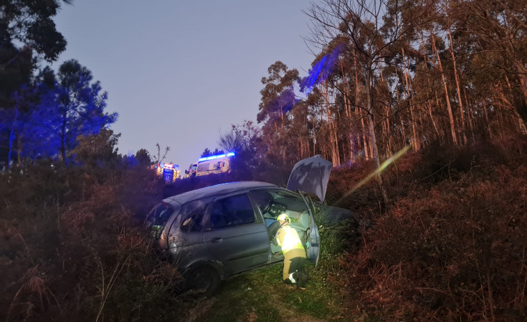 Trasladan al Hospital a dos heridos tras dar dos vueltas de campana con el coche en Vilagarcía