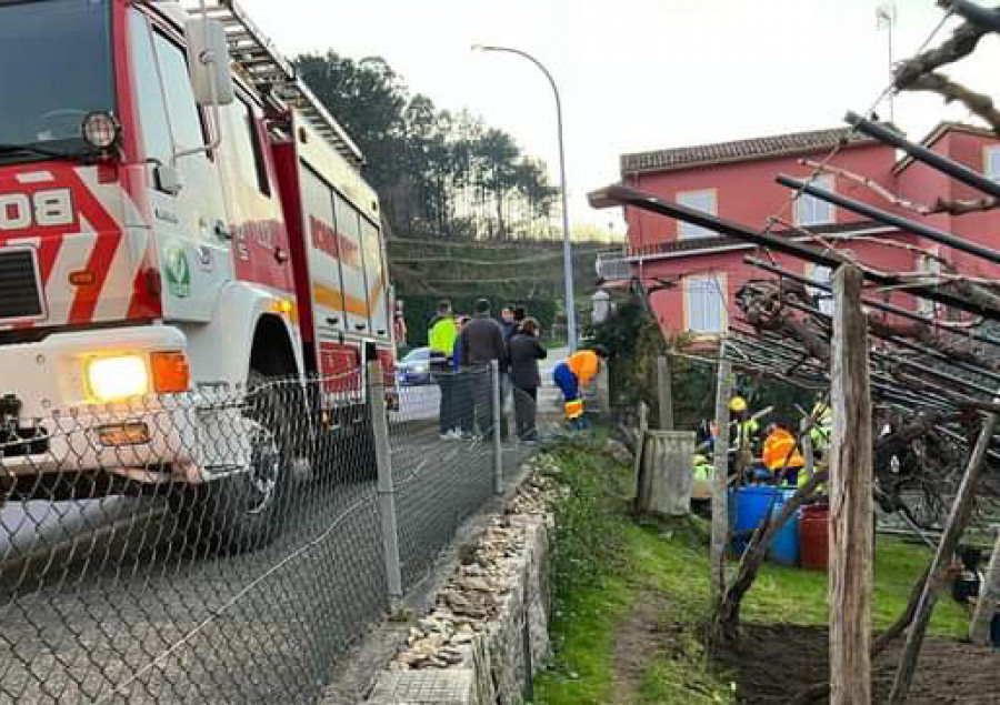 Un hombre sufre una fractura en una pierna tras salirse de la vía con su tractor en Cespón, en Boiro