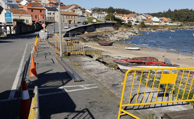 Costas obliga a parar la retirada del paseo de O Naval el primer día de obra