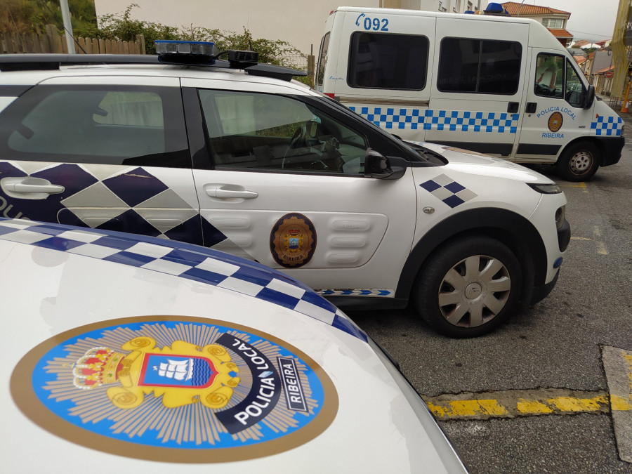 Da positivo en tres drogas después de adelantar en línea continua a un coche camuflado de la Policía Nacional en Ribeira