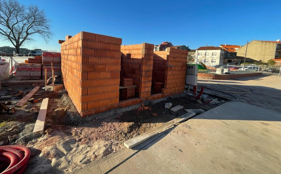 A Illa instalará quince paneles solares para hacer autosuficiente la nueva plaza de O Regueiro