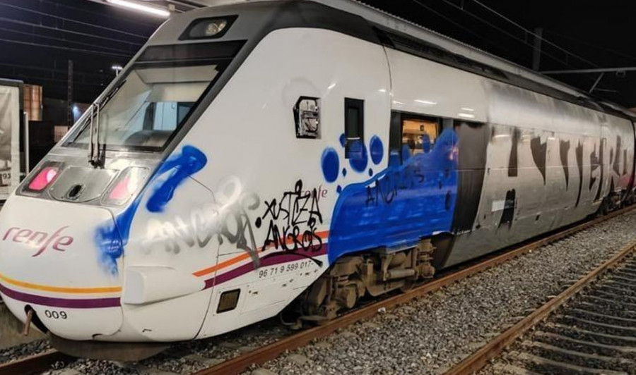 La Guardia Civil investiga  a seis personas por hacer pintadas en un tren en Catoira