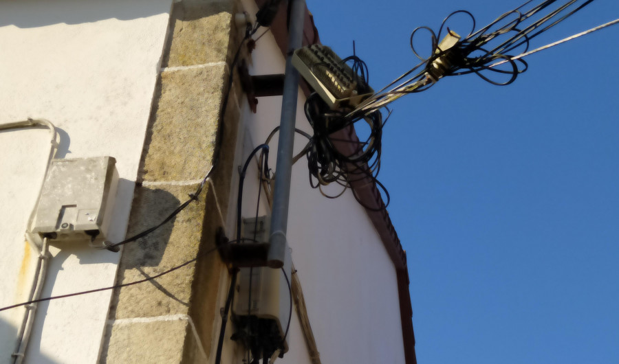 La constructora del muro en Bretal sabía que el poste de teléfono se caería, pero no podía esperar más tiempo para hacerlo