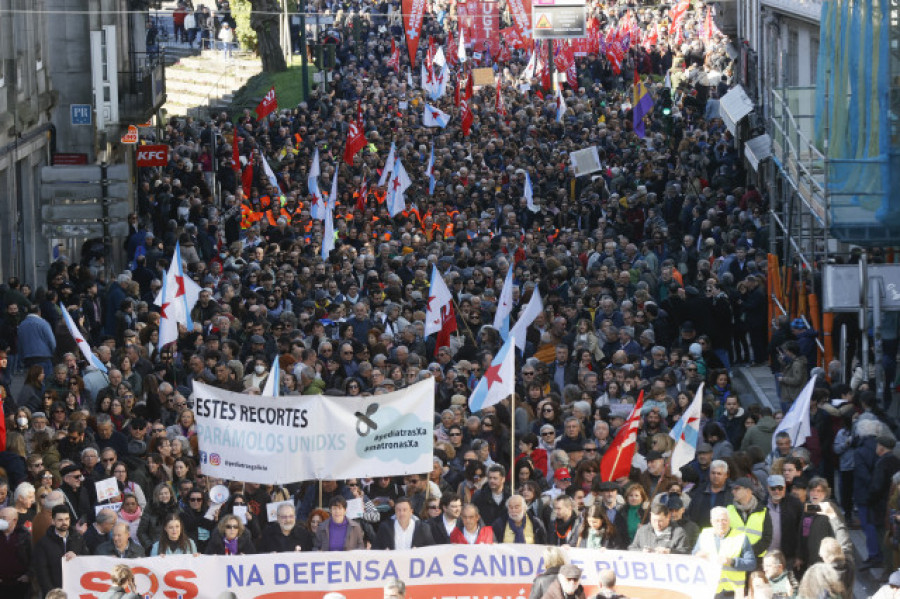 Miles de personas recorren las calles de Santiago en defensa de la sanidad pública