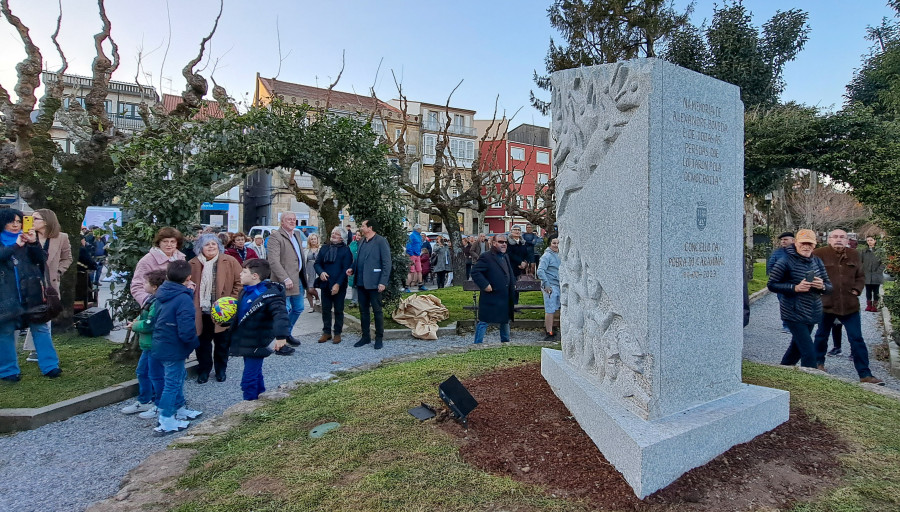 A Pobra cumple con su asignatura pendiente al descubrir la escultura en memoria de los represaliados