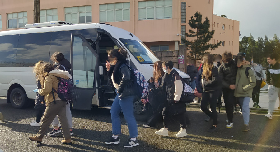 Una veintena de alumnos del IES Leliadoura se queda sin subir al bus al enviarles una furgoneta de 14 plazas