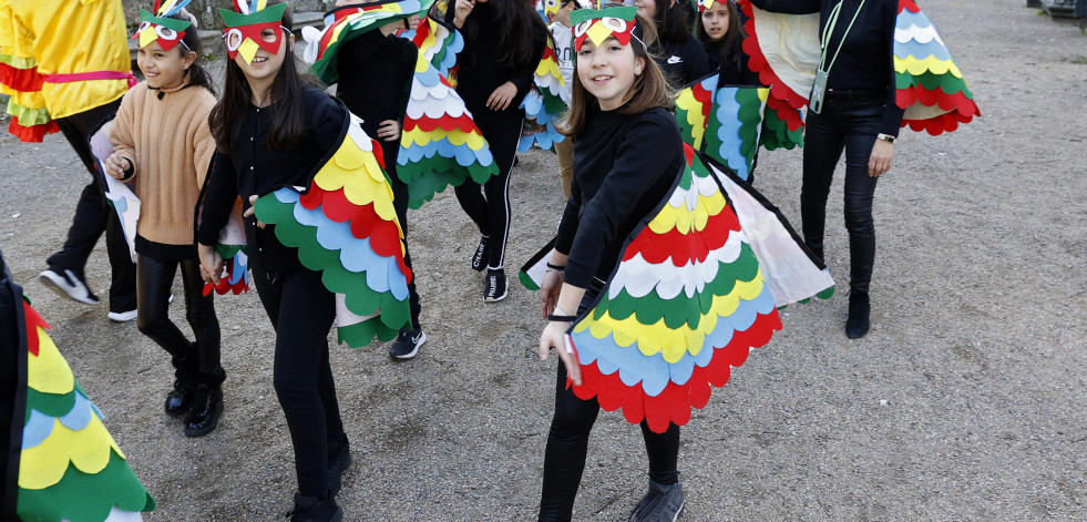 Los escolares arousanos dan el pistoletazo de salida al Entroido con coloridos desfiles y fiestas