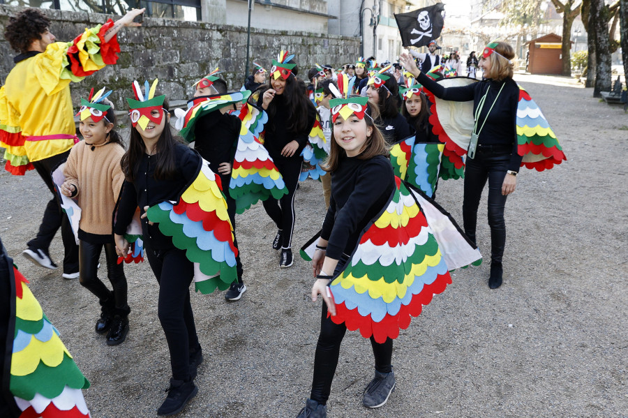 Los escolares arousanos dan el pistoletazo de salida al Entroido con coloridos desfiles y fiestas