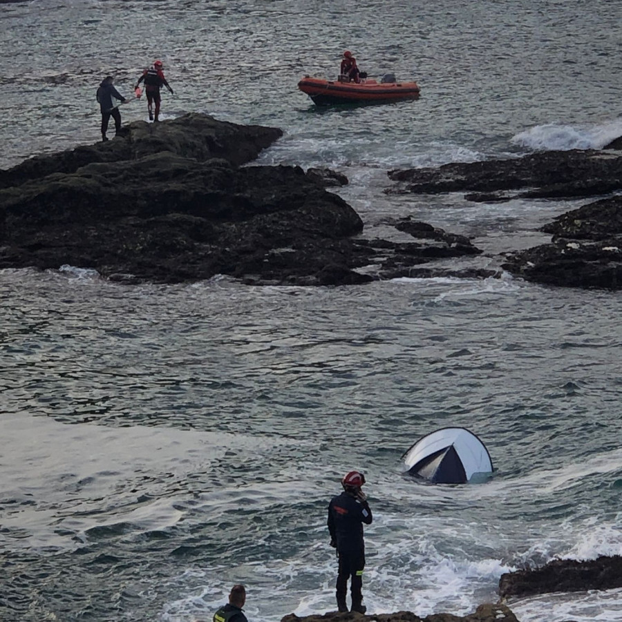 Rescatan a dos bateeiros que cayeron al mar en Sanxenxo tras volcar su embarcación