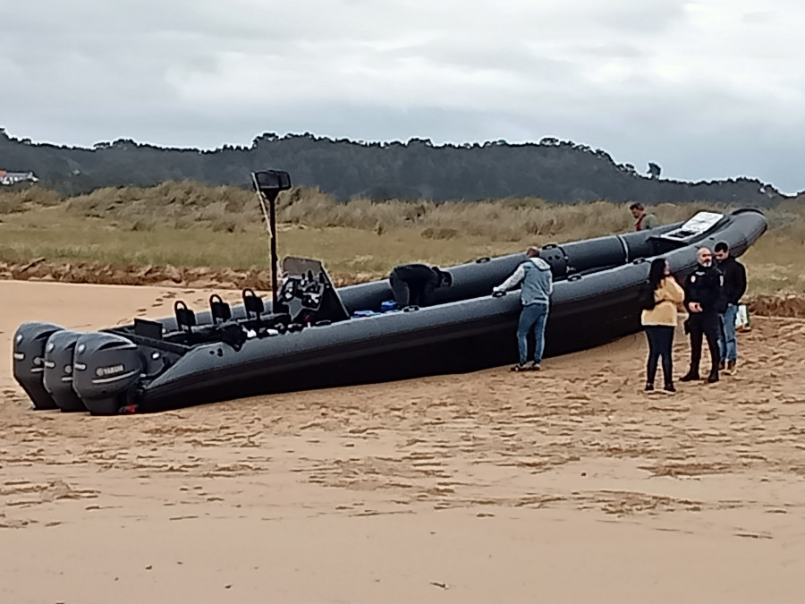 Aparecen varadas dos narcolanchas en las playas de Espiñeirido y O Vilar, en Ribeira