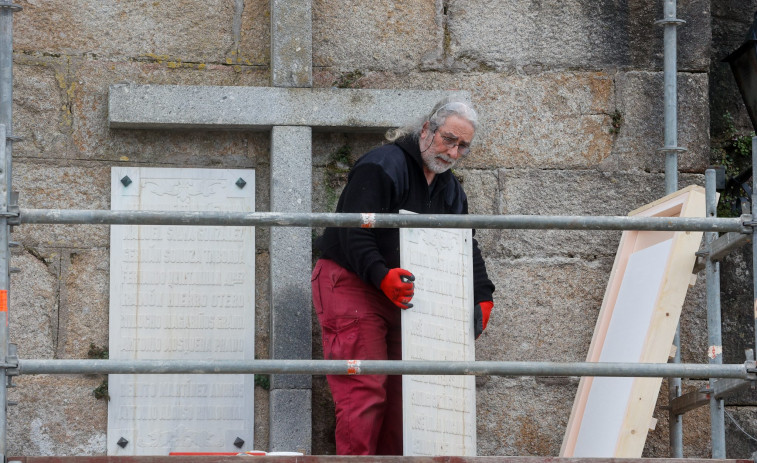 Cambados retira de Santa Mariña las placas de homenaje a los sublevados y las depositará en el Museo do Viño