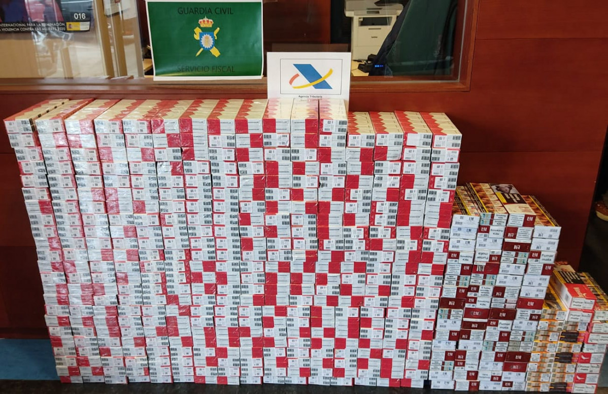 Incautan 452 cartones de tabaco con un valor de 20.155 euros en un mercante atracado en A Pobra (2)