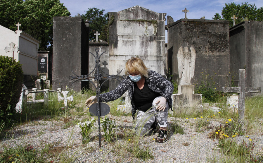 Denuncian el robo de flores en el cementerio de Carril