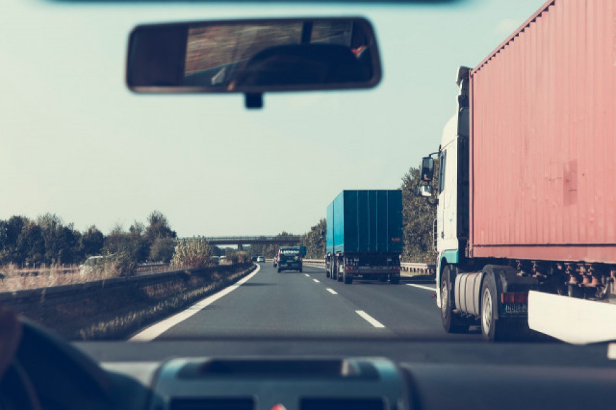 Un camionero grabado con el móvil al adelantar en línea continua se enfrenta a 24 meses de cárcel