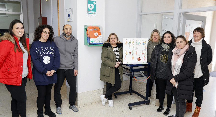 Reportaje | Un desfibrilador para el colegio de Corvillón que la   ANPA consiguió llavero a llavero