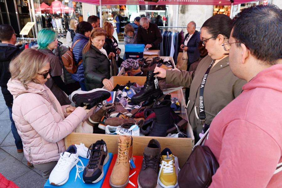 Éxito de Zona Aberta Vilagarcía en su mercado de ofertas en plena calle