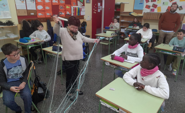 Tres mujeres pioneras en trabajos en el sector del mar ilustraron sobre ellos a alumnos del colegio O Grupo de Ribeira