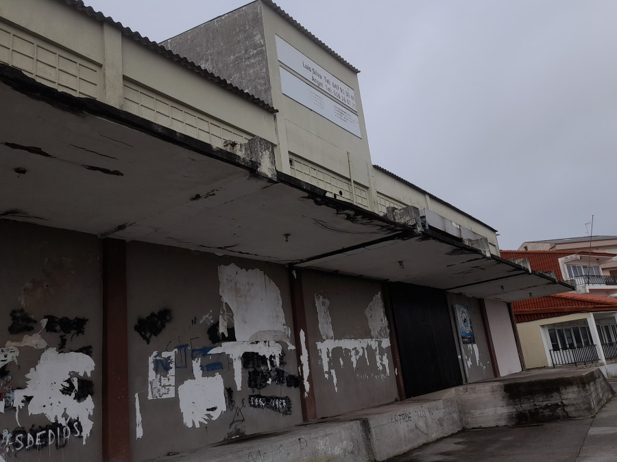 La Cofradía de Aguiño muestra su preocupación por el estado ruinoso de la nave del antiguo frigorífico