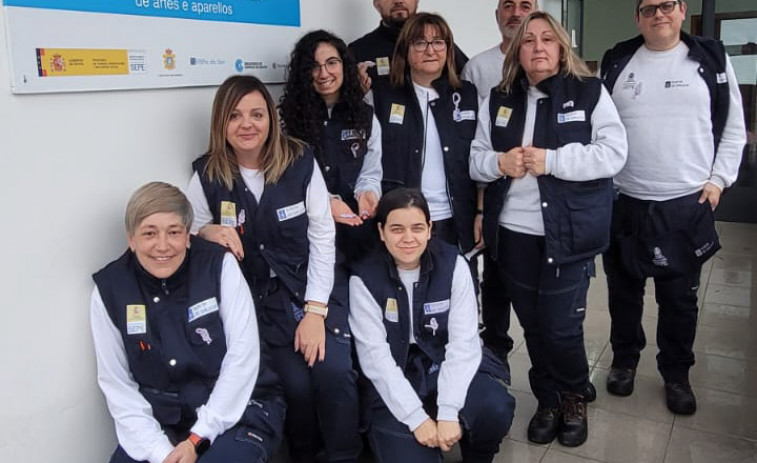 Alumnos del taller de empleo Tahume VIII elaboran redes de porterías para campos municipales de Ribeira y Porto do Son