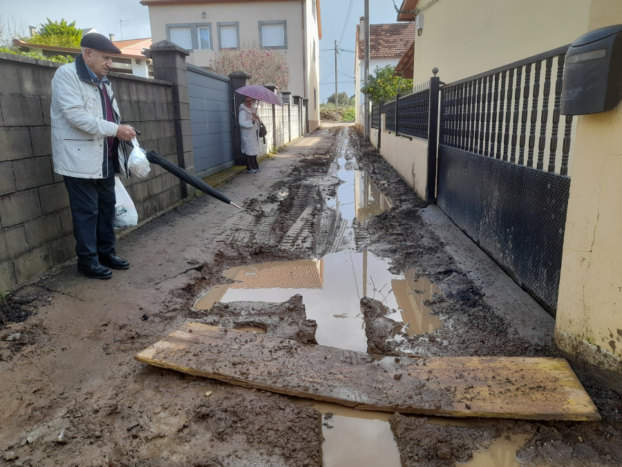 Vecinos de Rúa Sidreiras, en Ribeira, denuncian el mal estado en que les dejaron la calle tras ejecutarse una obra