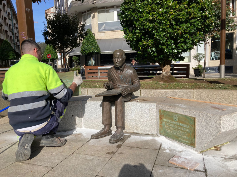 Instalan tres placas en la escultura del artista aguiñense Manuel Ayaso en la Praza do Concello de Ribeira