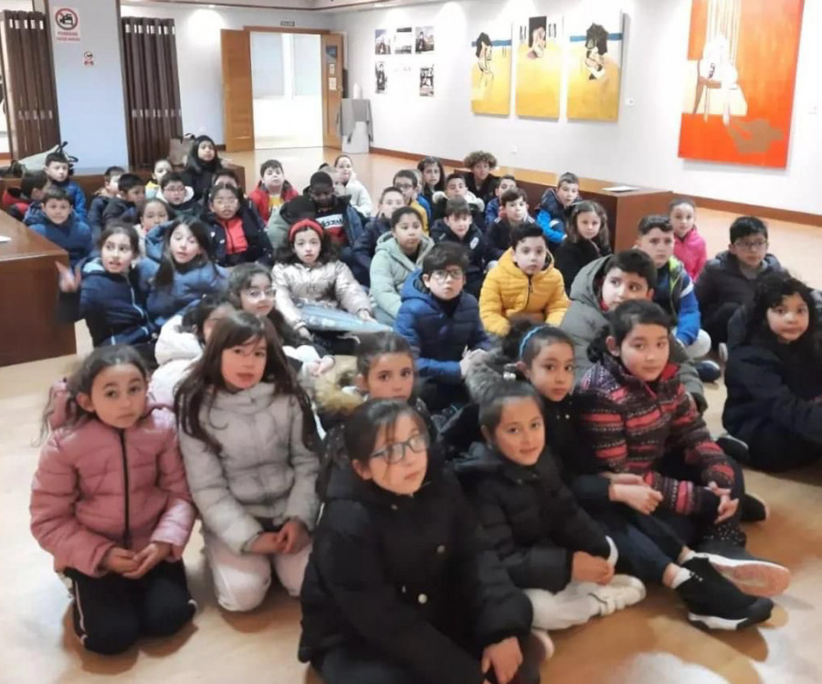 Más de 220 alumnos del colegio Galaxia visitan en el centro Lustres Rivas la muestra “My selfie” de Hugo Yáñez