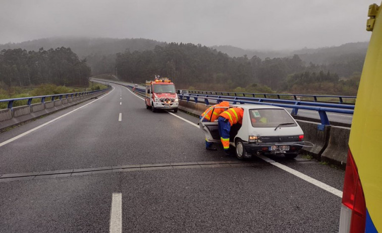 Trasladados los ocupantes de un vehículo tras chocar contra la mediana en la Autovía do Barbanza a su paso por Boiro