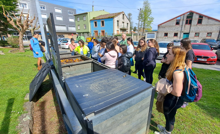 Alumnos del IES A Pobra realizan una caminata dentro de “Mulleres fronte á emerxencia climática”