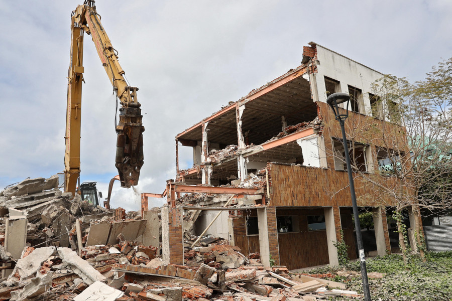 La piqueta hace historia al edificio de la Comandancia, a punto ya de desaparecer