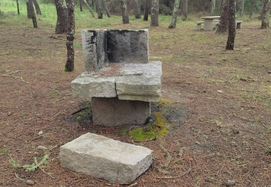 Ocasionan destrozos en cuatro asadores y un banco de piedra de los merenderos de Teira y Espiñeirido