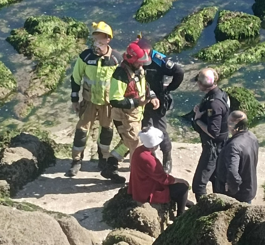 Herida una mujer al precipitarse desde unos cuatro metros en el rompeolas frente a Pedra Pateira, en Ribeira