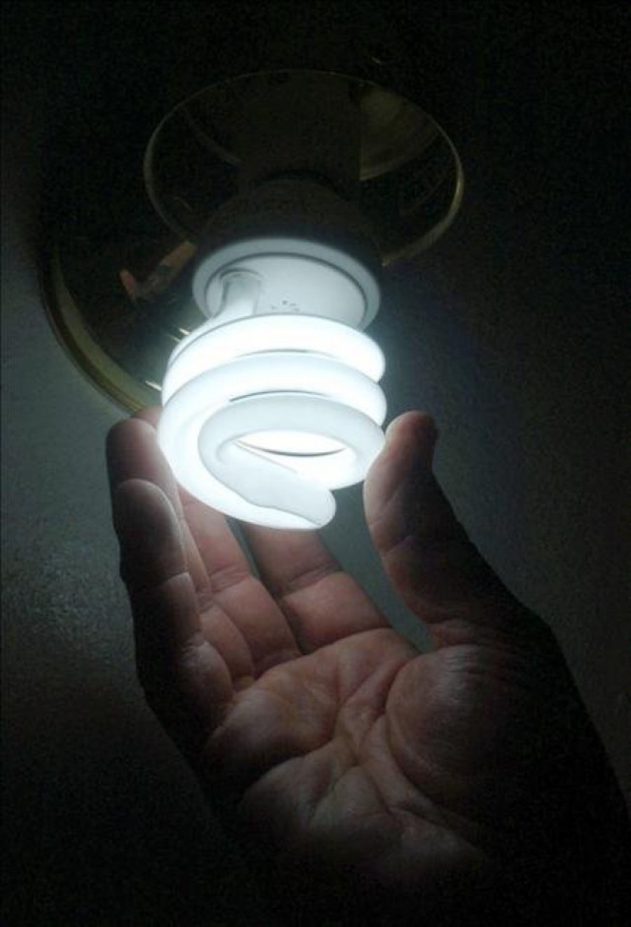 El precio de la luz baja este domingo un 12,8%