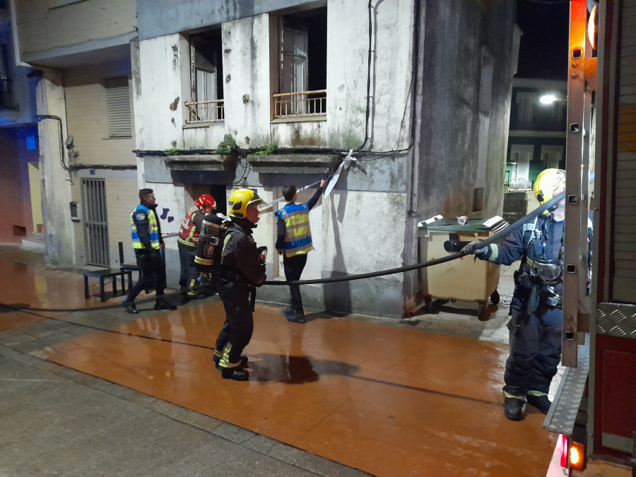 Un incendio afecta a una vivienda de Ribeira que es considerada como un punto de venta de drogas