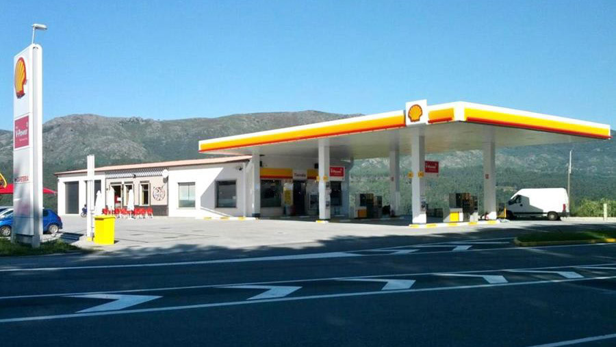 Alertan de un posible incendio en la gasolinera de Bermo, pero se trataba de humo producido en un generador