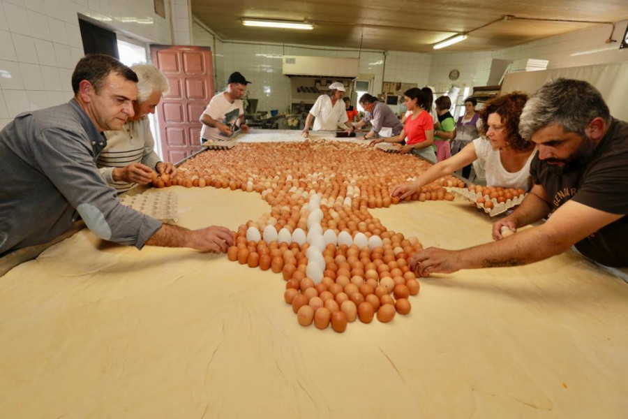 Así se prepara el bollo gigante de Paradela