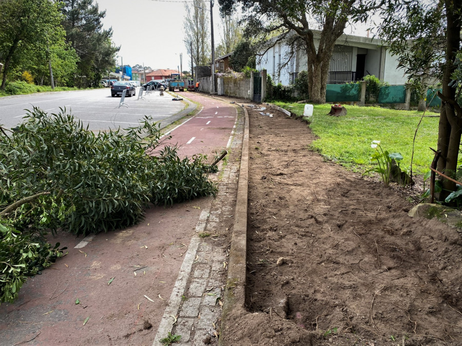 El Ayuntamiento de Boiro construye aceras para conectar el paseo marítimo con la Avenida de Barraña