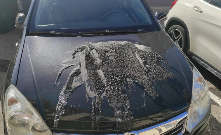 Nuevo ataque a coches en Cambados, esta vez con líquido corrosivo en capós