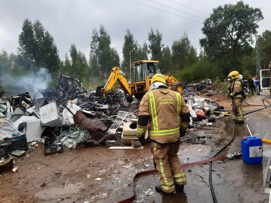 La falta de Bomberos obliga a cubrir un incendio en Cesures con el GES de Padrón