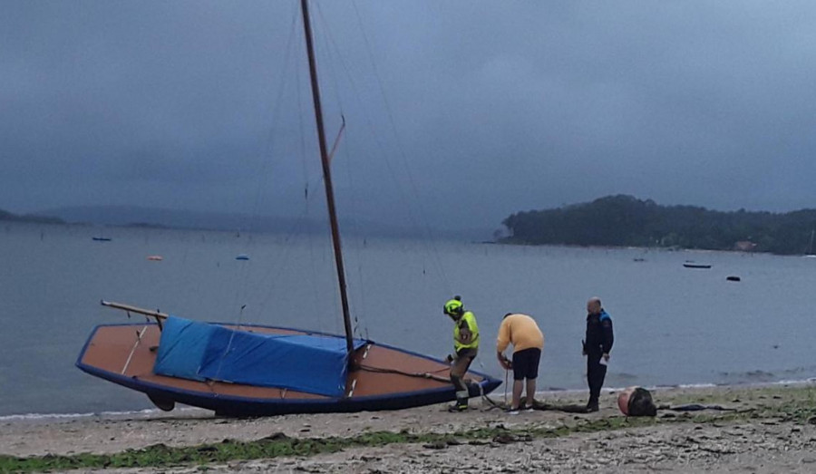 Los servicios de emergencias de Vilagarcía auxilian al dueño de un barco que se soltó y varó en A Compostela