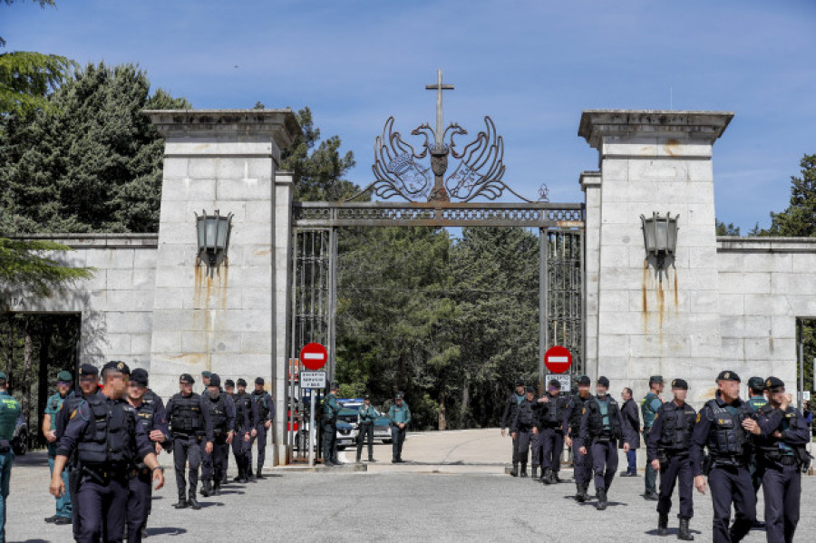 Los restos de Primo de Rivera salen de la basílica del Valle de los Caídos