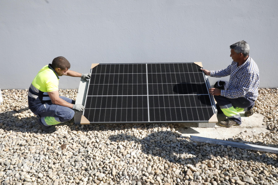 El Concello instalará placas solares en el CEIP Torre-Illa y en el campo de fútbol de A Bouza