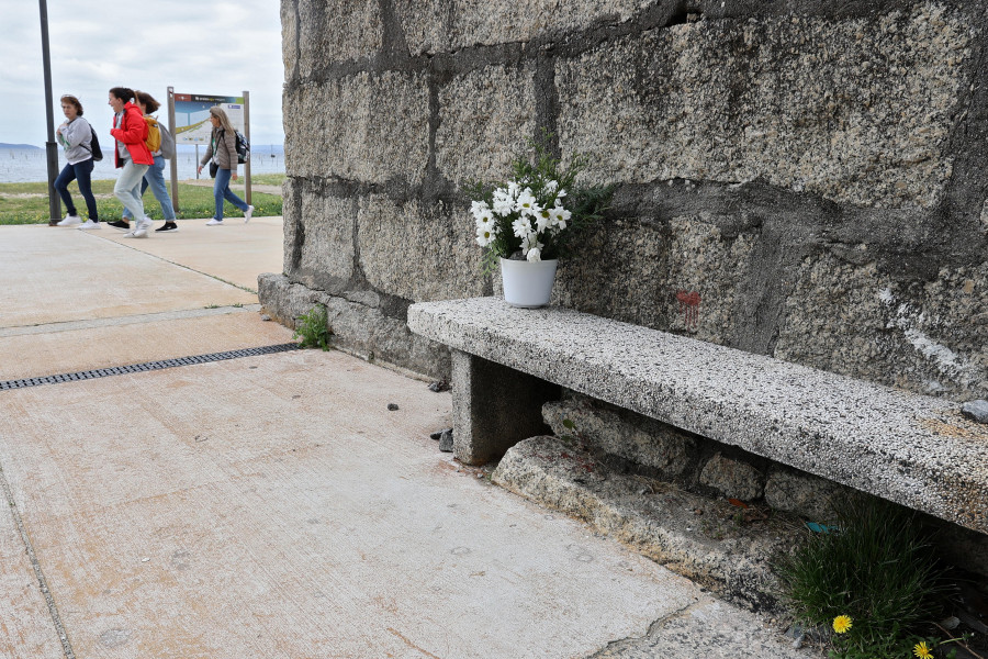 ¿Por qué hay flores en un banco de Carril?